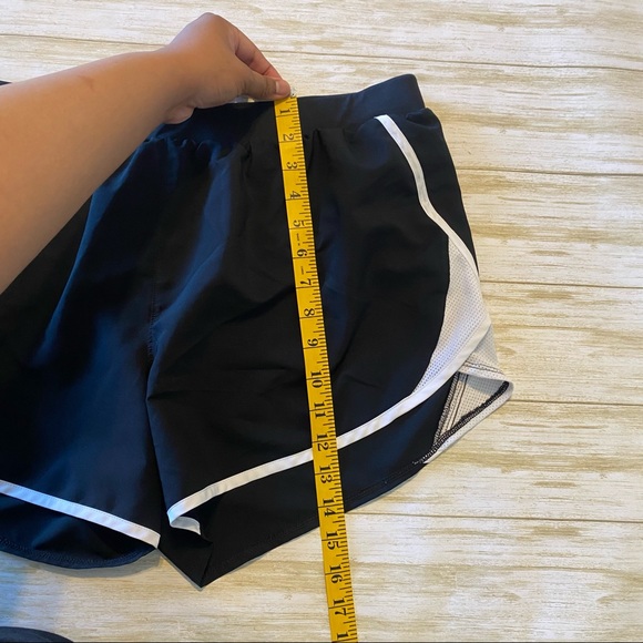 Under Armour Shorts XL - Picture 2 of 6